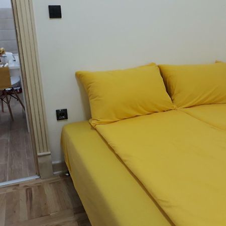 Sweet Yellow Apartment Belgrado Exterior foto