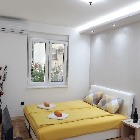 Sweet Yellow Apartment Belgrado Exterior foto