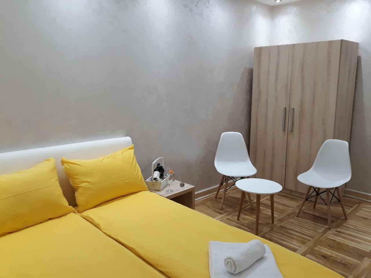 Sweet Yellow Apartment Belgrado Exterior foto
