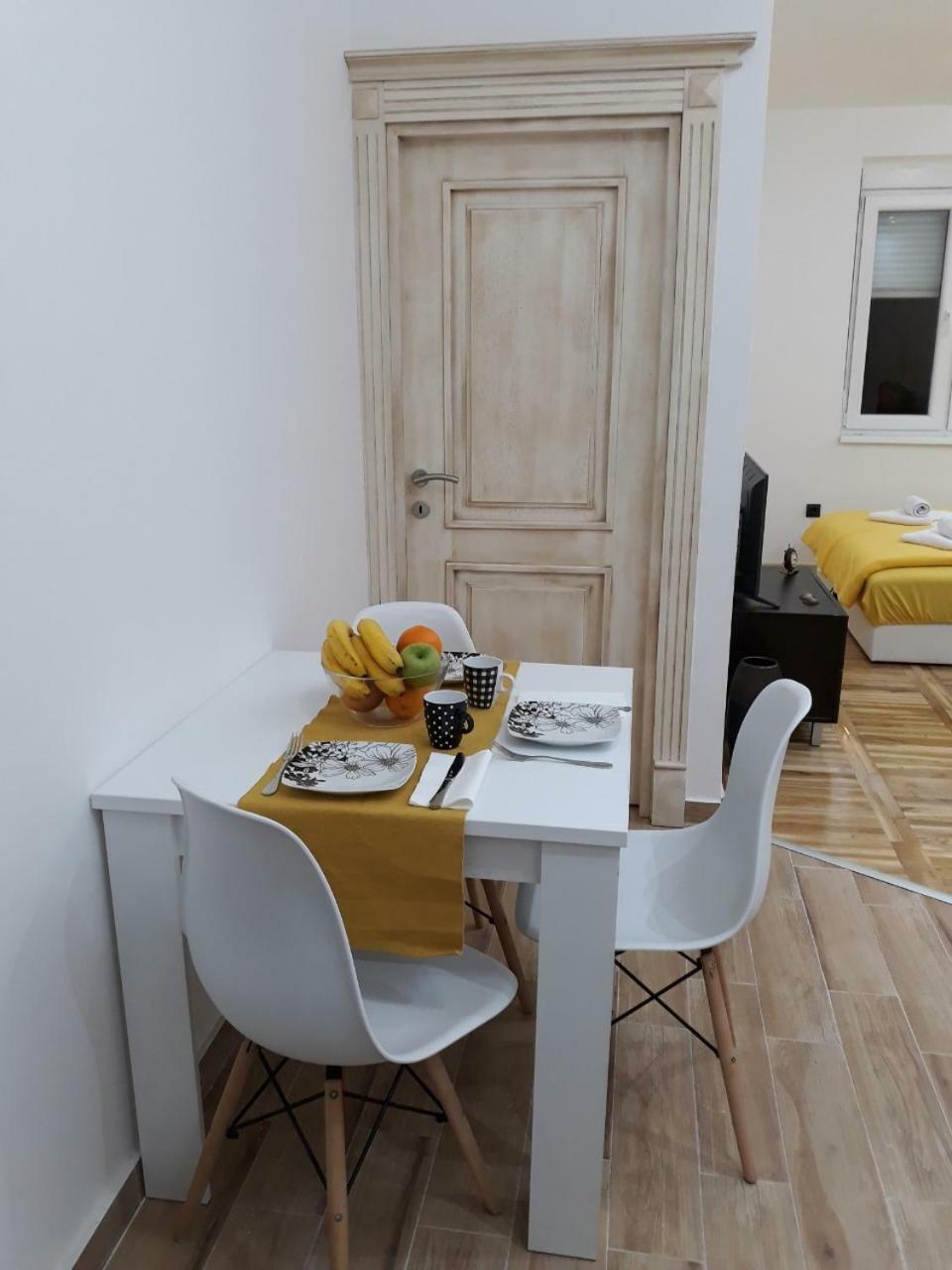 Sweet Yellow Apartment Belgrado Exterior foto