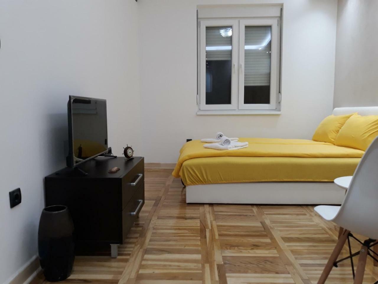Sweet Yellow Apartment Belgrado Exterior foto