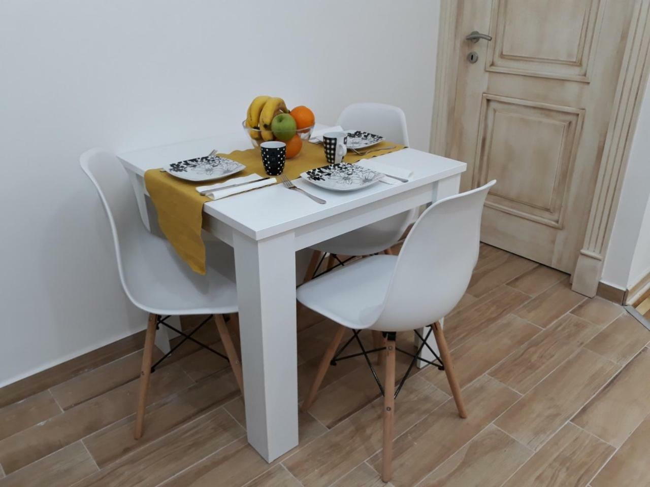 Sweet Yellow Apartment Belgrado Exterior foto