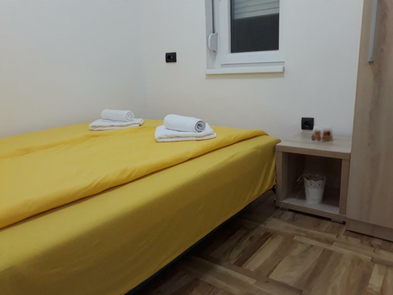 Sweet Yellow Apartment Belgrado Exterior foto