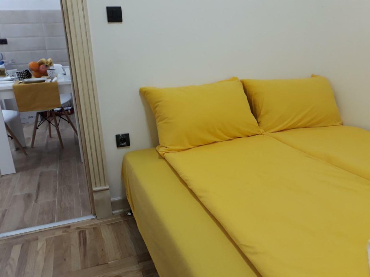 Sweet Yellow Apartment Belgrado Exterior foto