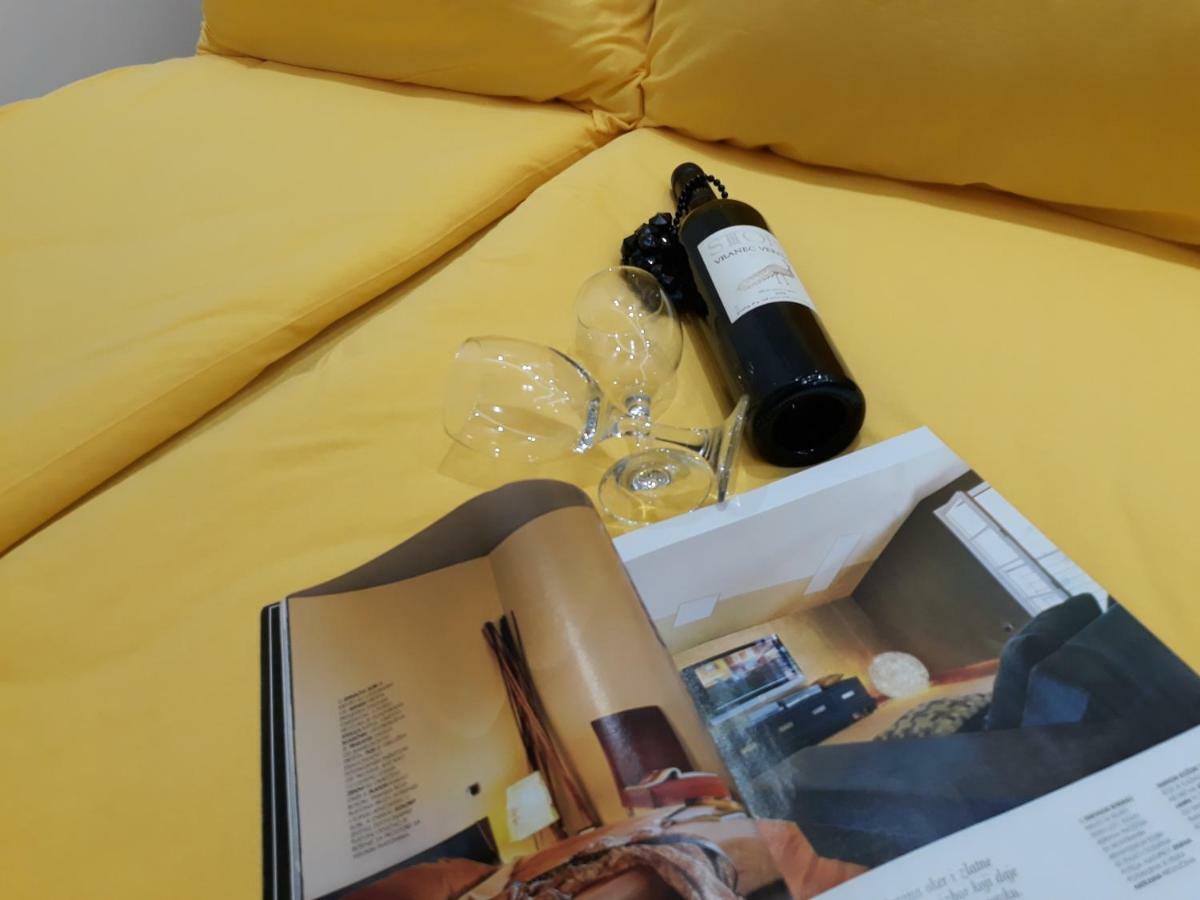 Sweet Yellow Apartment Belgrado Exterior foto