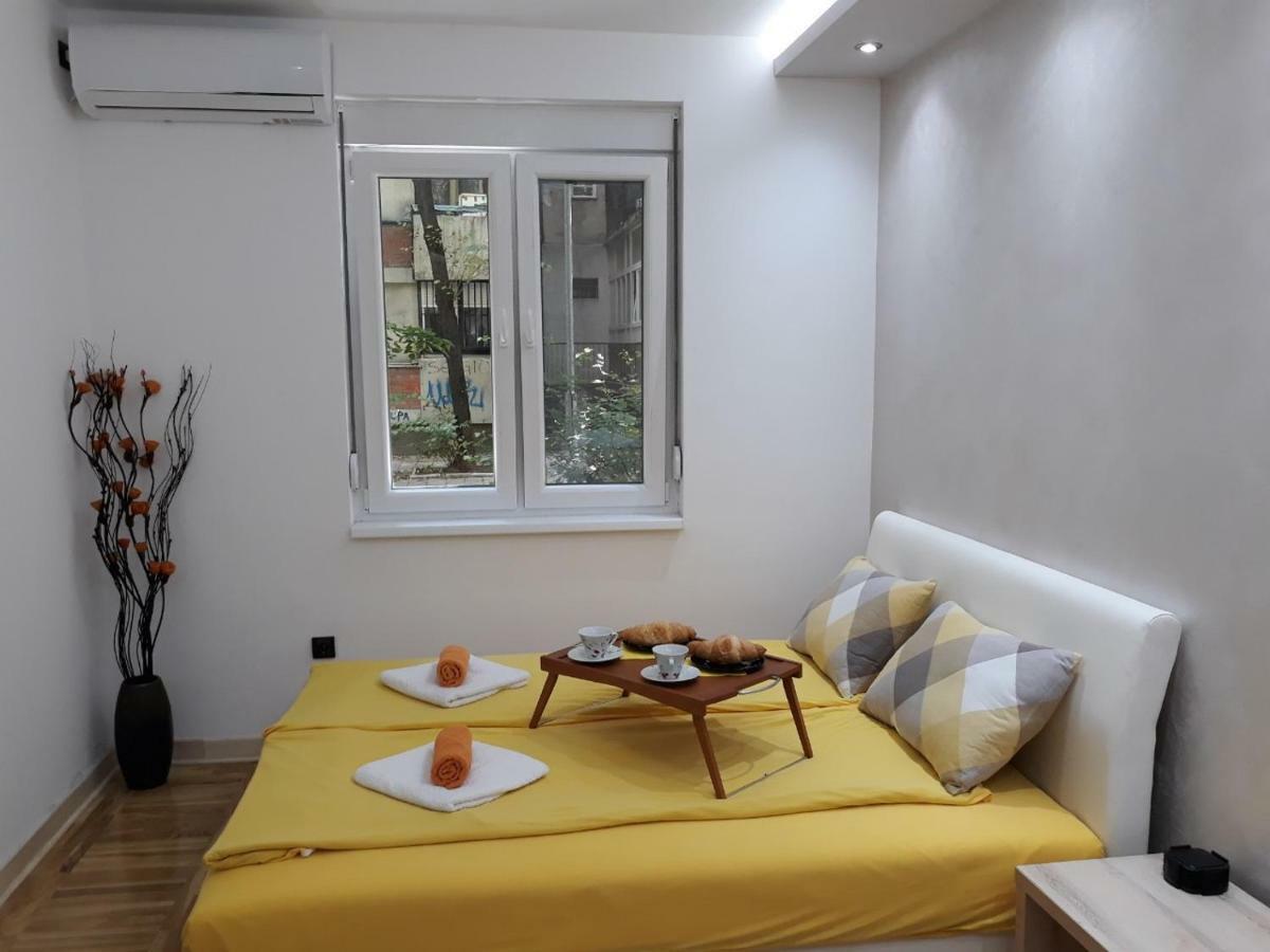 Sweet Yellow Apartment Belgrado Exterior foto