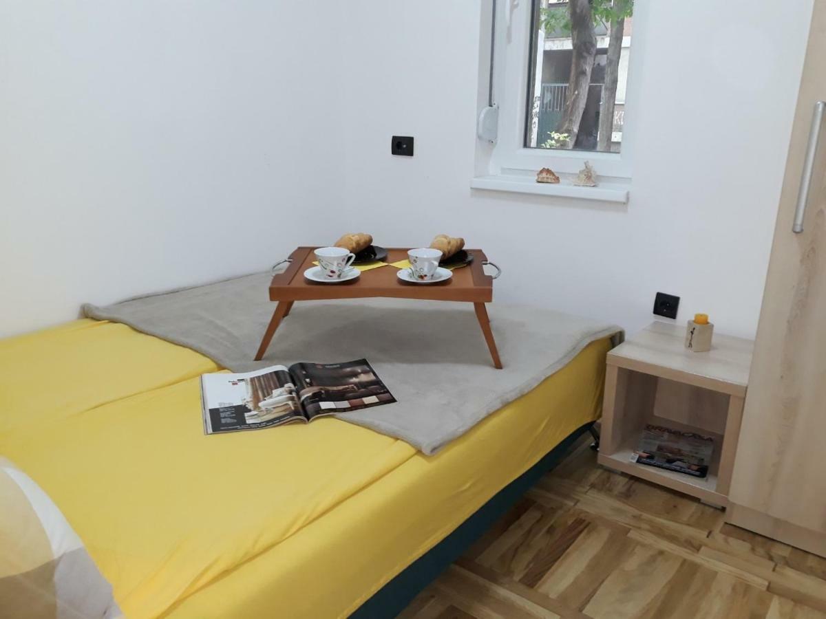 Sweet Yellow Apartment Belgrado Exterior foto